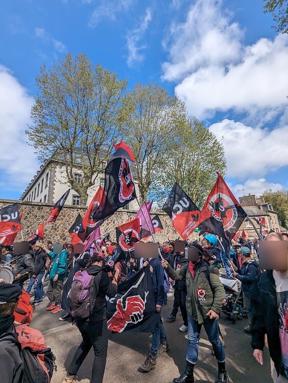 Photo de manifestants avec des drapeaux de l'ucl